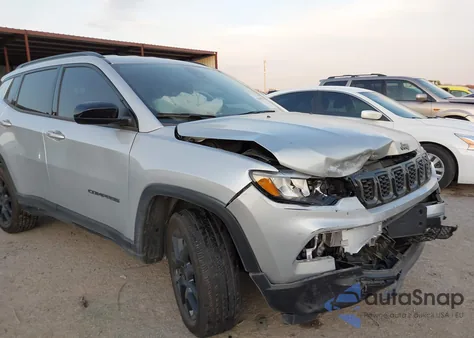 2025 Jeep Compass Latitude 4X4 from USA, damaged, VIN 3C4NJDBNXST561671